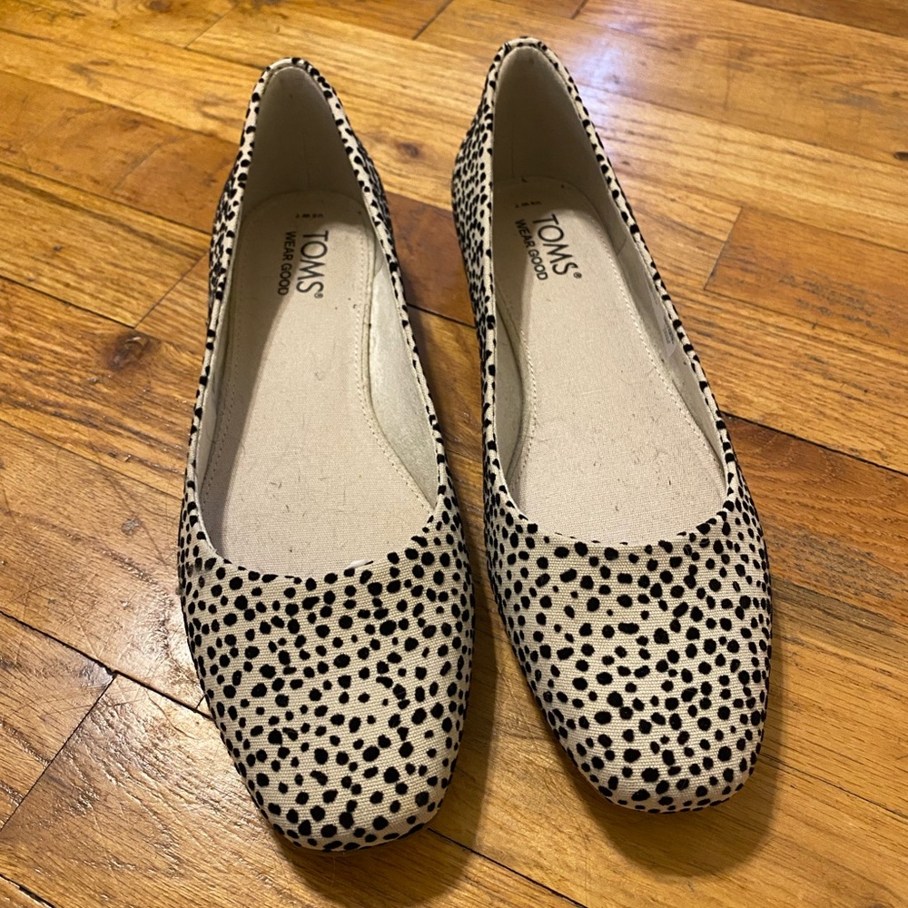 Tom’s Briella mini cheetah print flats